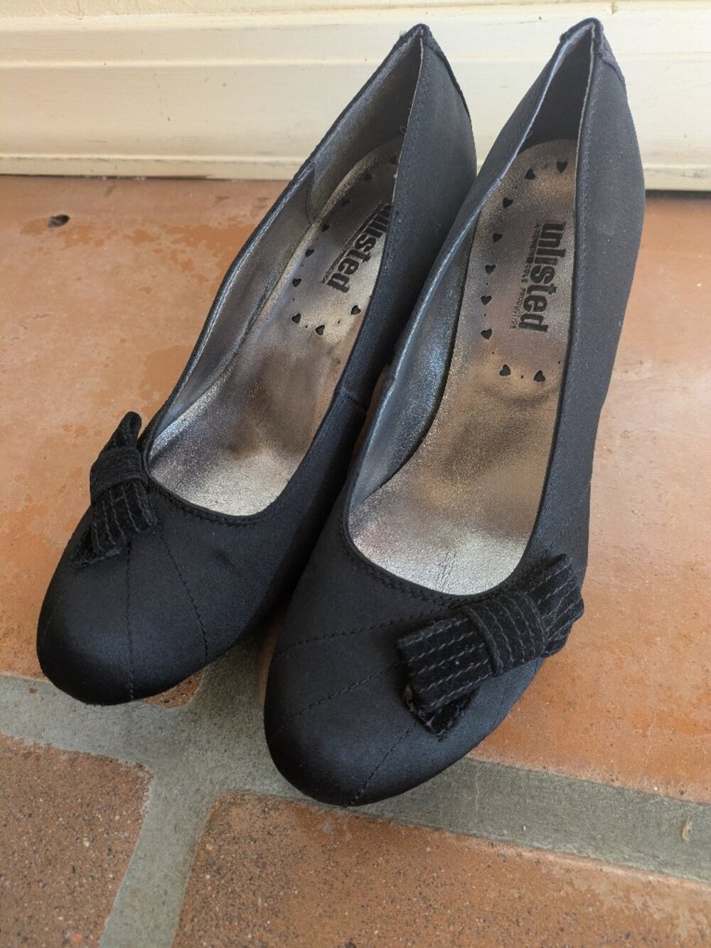 Unlisted by Kenneth Cole Black Satin Bow Pumps | Size 7